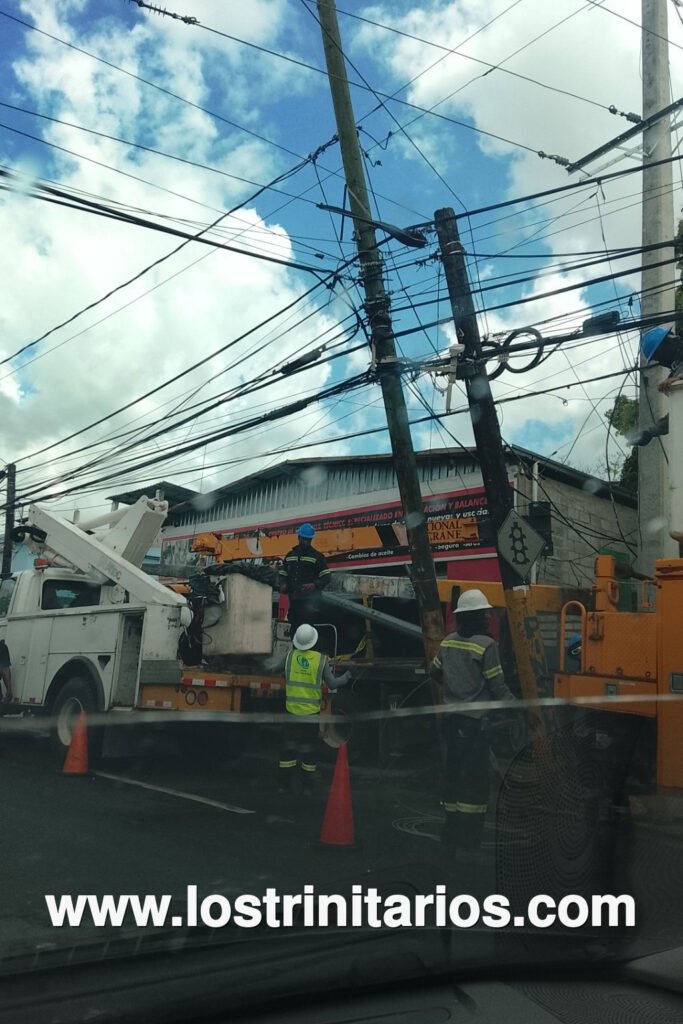 Los Trinitarios continúa sin electricidad desde la mañana; brigadas trabajan en la zona