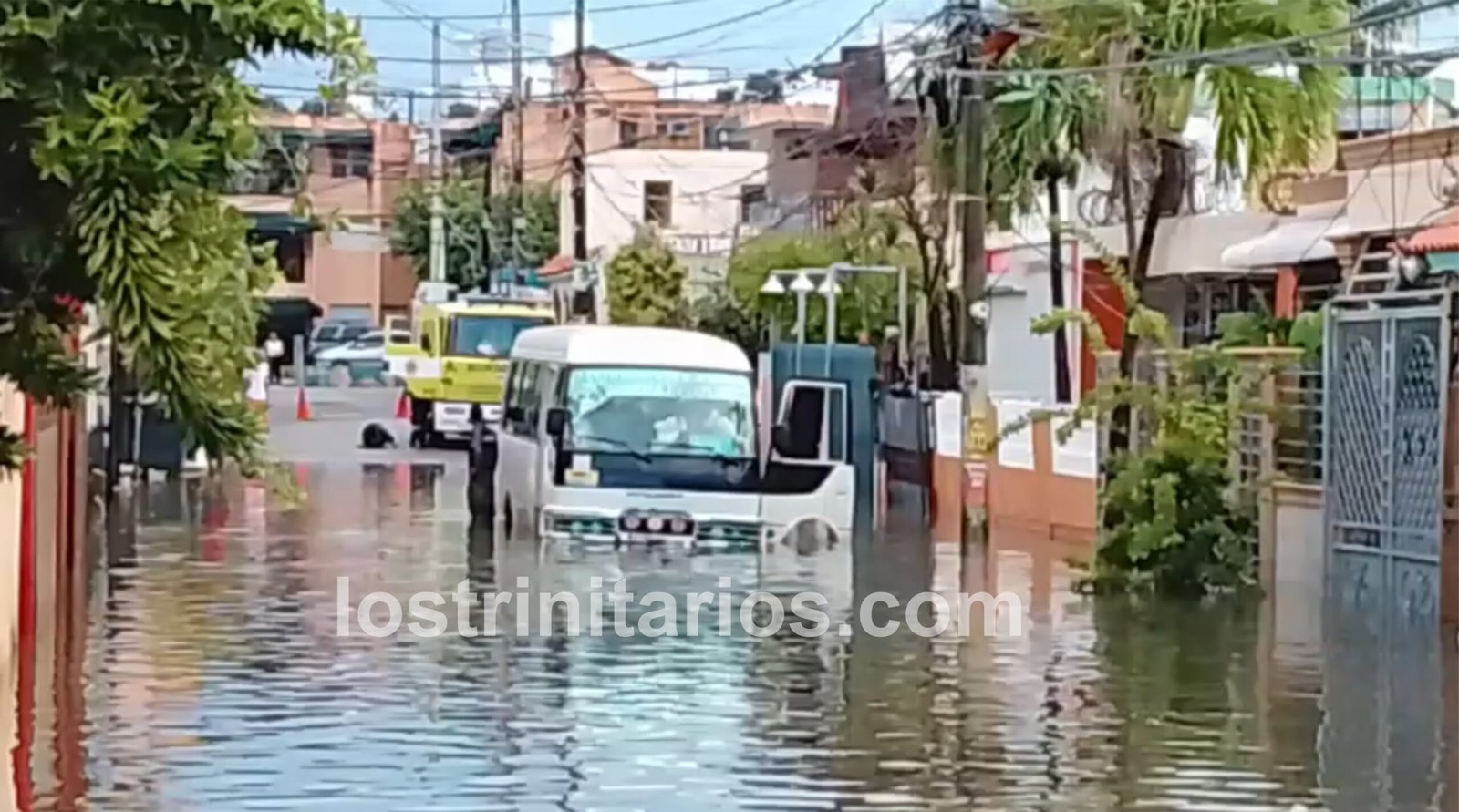 Guagua del transporte público queda varada en una laguna entre Megacentro y la bomba Nativa